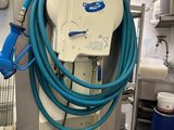 un tuyau bleu fixé au mur d'une cuisine