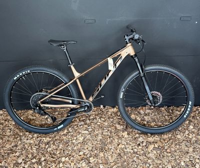 un vélo posé sur un tas de copeaux de bois