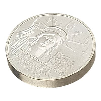 une image d'une pièce de monnaie en gros plan sur fond blanc