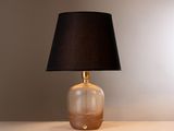 une lampe posée sur une table avec un abat-jour noir