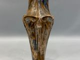 un vase posé sur une surface blanche