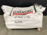 un grand sac de palettes posé par terre