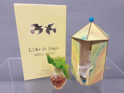 une petite boîte contenant un flacon de parfum et une boîte contenant un parfum