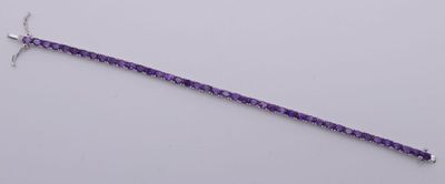 Bracelet ligne en argent,serti d'améthystes facettées.