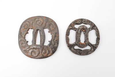 Lot de deux tsubas : - Naga maru gata tsuba en fer à décor e…