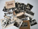 une pile de vieilles photos représentant des personnes et des bâtiments