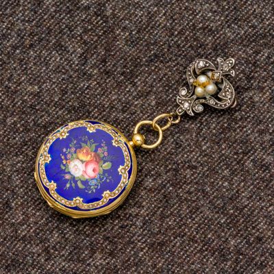 une image montrant un gros plan d'un collier orné d'une fleur