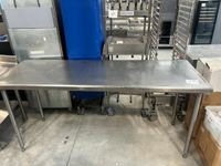 Table inox, dimensions : 200x70x93 cm, en l'état