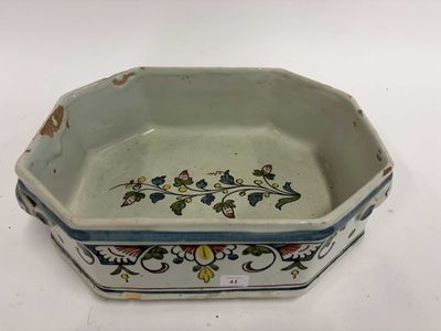un petit bol bleu et blanc orné de fleurs