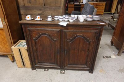 un meuble en bois sur lequel sont posées des tasses et des soucoupes