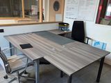 un bureau avec une chaise et un ordinateur dans une pièce