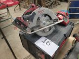 une scie circulaire posée sur une caisse
