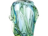 un vase en verre orné d'un motif tourbillonnant vert et bleu