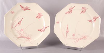 deux assiettes ornées de motifs rouges et blancs, posées sur une table