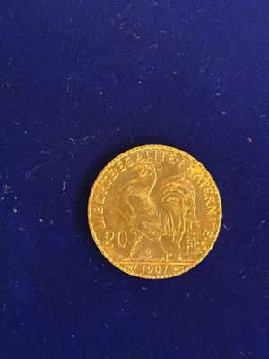 gros plan d'une pièce d'or sur une surface bleue