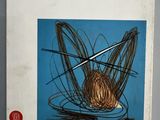 la photo d'un livre sur lequel figure un oiseau