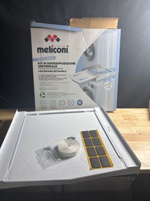 une boîte contenant un micro-ondes, posée sur une table