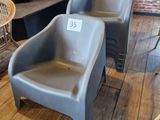 deux chaises assises l'une à côté de l'autre sur le sol