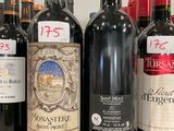 plusieurs bouteilles de vin rouge sont alignées sur un comptoir