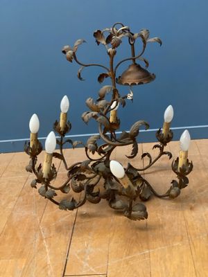 un lustre posé sur un parquet dans une pièce