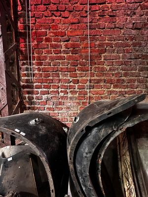 beaucoup de vieilles voitures qui prennent la poussière dans un garage