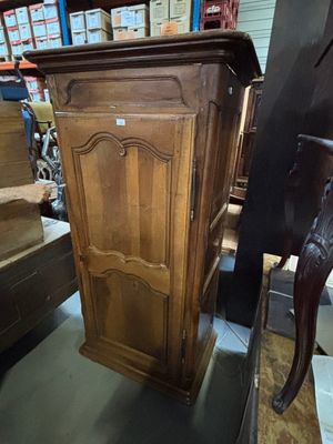 une armoire en bois au milieu d'une pièce