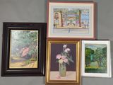quatre tableaux accrochés au mur au-dessus d'un vase de fleurs
