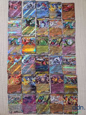 une pile de cartes pokemon posée sur une table