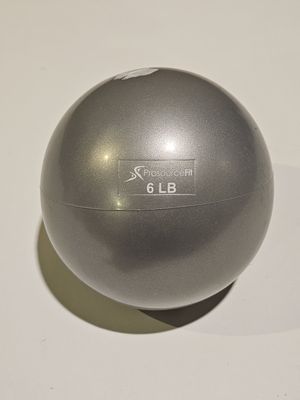une boule argentée posée sur une surface blanche