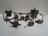 un grand nombre d'objets métalliques posés sur une table