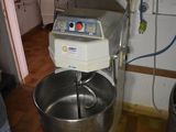 une machine posée dans une cuisine, sur laquelle se trouve un saladier