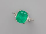 une bague en émeraude et diamant