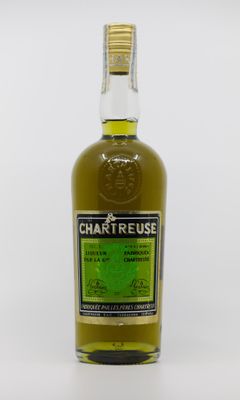 une bouteille de Chartreuse, une petite bouteille de whisky irlandais
