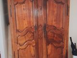 une grande armoire en bois dans le coin d'une pièce