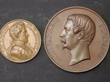 deux pièces d'or portant le portrait d'un homme et d'une femme