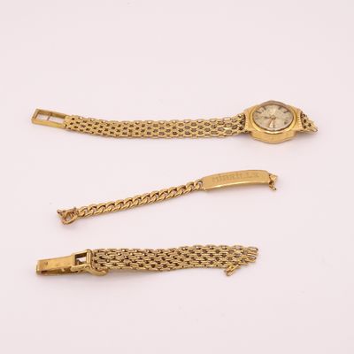 deux montres en or et un bracelet avec une chaîne sur fond blanc