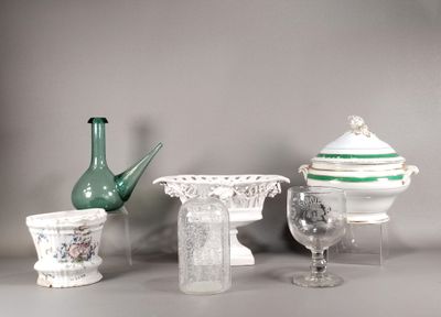 trois vases, un bol et une théière posés sur une table