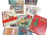 plusieurs livres pour enfants sont alignés sur une surface blanche