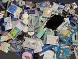 un tas d'objets divers éparpillés par terre