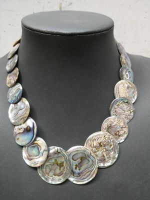Le collier est composé de perles en nacre et en argent.