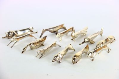 six paires de figurines d'animaux plaquées argent sur un fond blanc