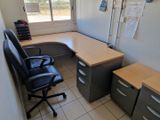 un bureau et une chaise dans une pièce dotée d'une fenêtre