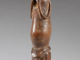 une image représentant une statue de femme portant un bol sur la tête