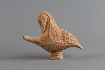 un petit oiseau en argile posé sur une table