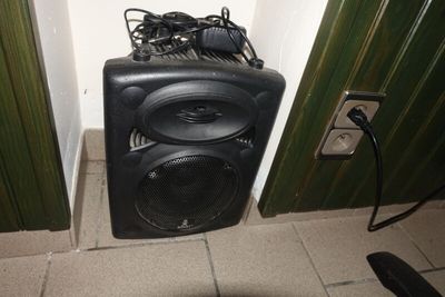 un haut-parleur posé sur une table
