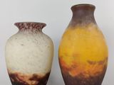 deux vases posés l'un à côté de l'autre sur une surface blanche
