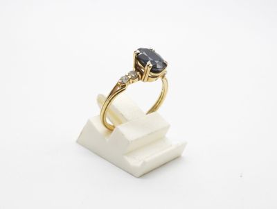 Gros plan sur une bague en or ornée d'un diamant noir