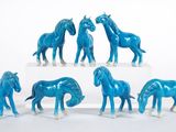 un groupe de chevaux bleus debout sur une surface blanche