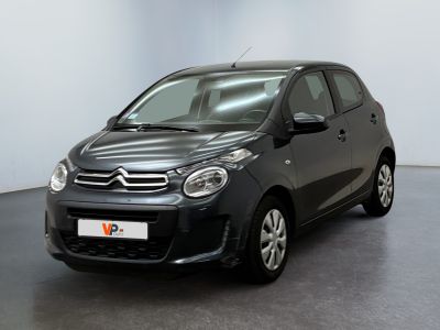 la petite voiture noire est garée dans une grande pièce