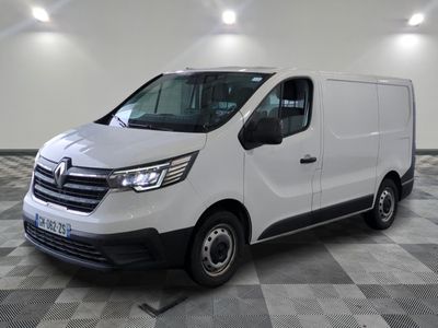 la camionnette blanche est garée sur un sol carrelé en damier
